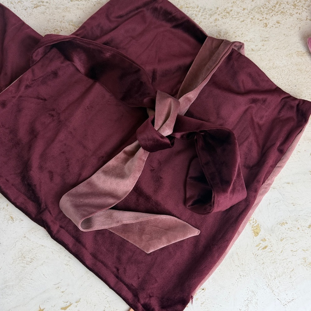 NWOT Reversible Pink / Wine Velvet Pillow Covers 15.5x15.5 Tie Closure Set of 2 - Picture 5 of 5